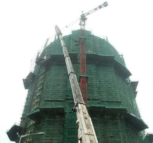 东丽吊车在工地上作业